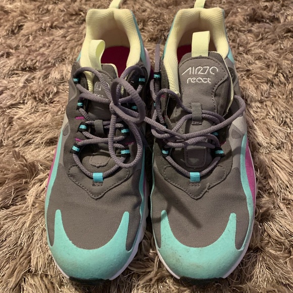 Nike Air270 React Shoes - Picture 4 of 7
